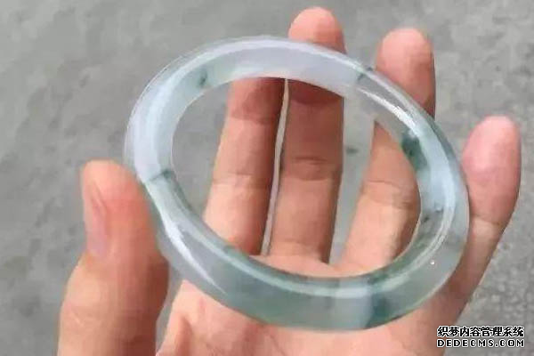 翡翠要怎么养  翡翠越戴越干的原因