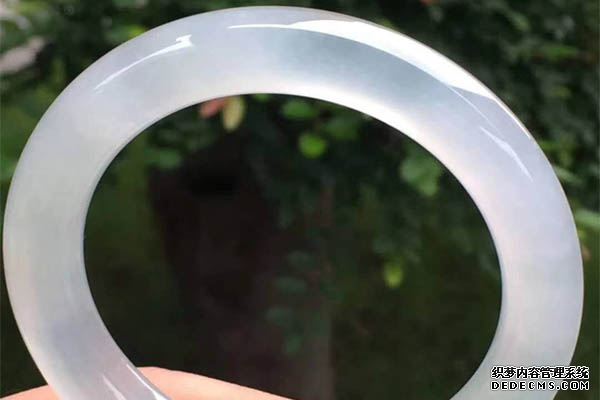 无色冰种翡翠手镯市场价格贵吗   升值空间大不大