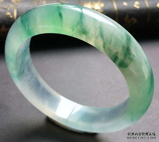 夏天应该如何保养<a href='http://www.sjy2.com' target='_blank'><u>翡翠</u></a>  <a href='http://www.sjy2.com' target='_blank'><u>翡翠</u></a>佩戴有什么要注意的