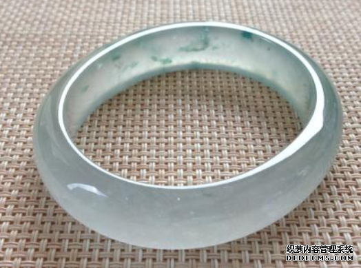 <a href='http://sjy2.com/' target='_blank'><u>翡翠手镯</u></a>市场价格及收藏价值分析   评估<a href='http://sjy2.com/' target='_blank'><u>翡翠手镯</u></a>价值高低的四大要素