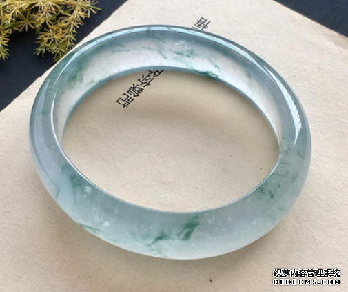翡翠飘花手镯如何挑选购买  翡翠飘花手镯收藏价值分析