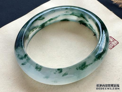 翡翠贵妃镯选购指南   买翡翠贵妃镯好还是圆镯好