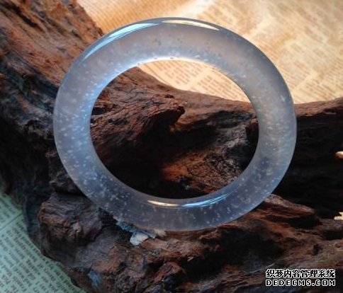 怎样鉴定识别<a href='http://sjy2.com/' target='_blank'><u>翡翠手镯</u></a>真伪   听听收藏专家怎么说