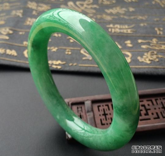 鉴定<a href='http://sjy2.com/' target='_blank'><u>翡翠手镯</u></a>真假的五个实用技巧  收藏小白必看知识点