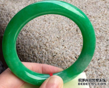 三步教你如何挑选<a href='http://www.sjy2.com' target='_blank'><u>翡翠</u></a><a href='http://www.sjy2.com' target='_blank'><u>手镯</u></a> 谨防被坑