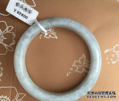 三步教你如何挑选<a href='http://www.sjy2.com' target='_blank'><u>翡翠</u></a><a href='http://www.sjy2.com' target='_blank'><u>手镯</u></a> 谨防被坑