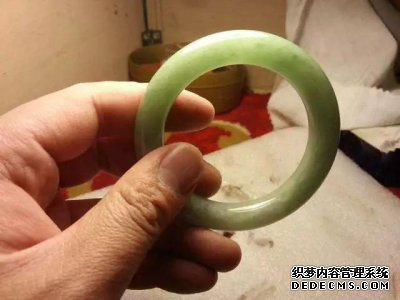 如何选购翡翠手镯    购买翡翠手镯的窍门