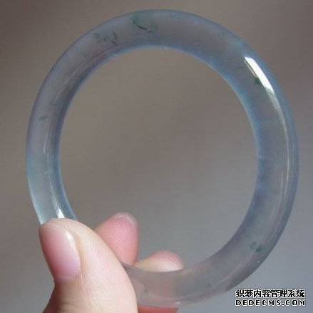 哪些翡翠不值得购买和收藏   什么<a href='http://sjy2.com/' target='_blank'><u>翡翠手镯</u></a>收藏价值 高