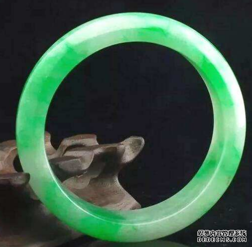 芙蓉种翡翠现在价格是多少   芙蓉种翡翠手镯是上品吗