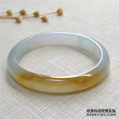 怎么样才能选购到有收藏价值的<a href='http://sjy2.com/' target='_blank'><u>翡翠手镯</u></a>  选购<a href='http://sjy2.com/' target='_blank'><u>翡翠手镯</u></a>需注意什么问题