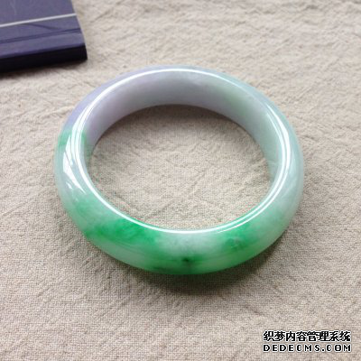 怎么样才能选购到有收藏价值的<a href='http://sjy2.com/' target='_blank'><u>翡翠手镯</u></a>  选购<a href='http://sjy2.com/' target='_blank'><u>翡翠手镯</u></a>需注意什么问题
