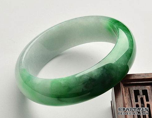<a href='http://sjy2.com/' target='_blank'><u>翡翠手镯</u></a>图片及收藏知识点  <a href='http://sjy2.com/' target='_blank'><u>翡翠手镯</u></a>投资价值分析