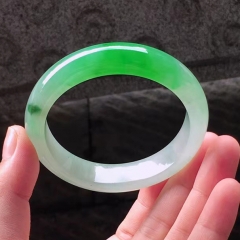 阳绿翡翠手镯正圈，尺寸