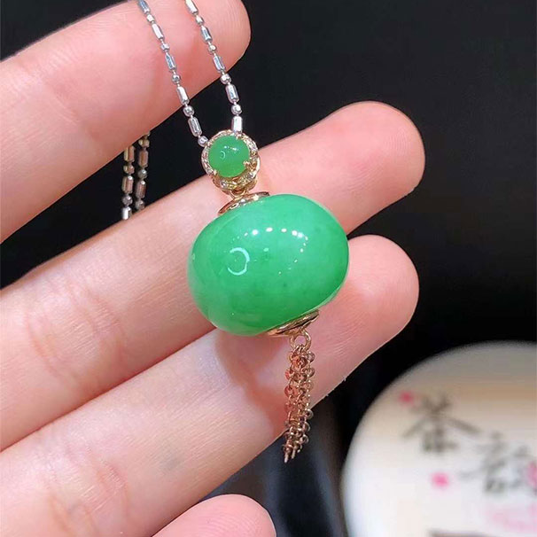 翡翠满绿转运珠吊坠满绿大珠子，设计很有中国风古典优雅尺寸：39.8