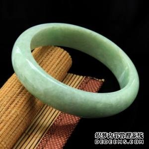 豆种翡翠手镯豆种翡翠手镯一般价格